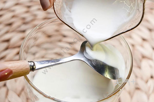 睡前喝牛奶会胖吗 喝全脂牛奶好还是脱脂好