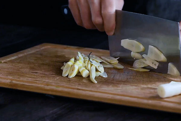 油焖笋的家常做法 自制油焖笋