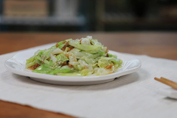 油渣炒包菜怎么做 油渣炒包菜的做法