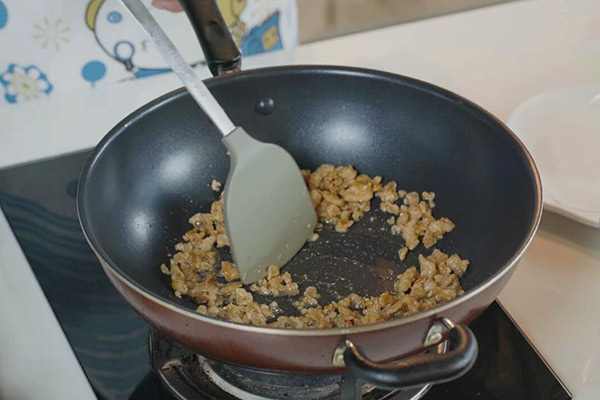 油渣炒包菜怎么做 油渣炒包菜的做法