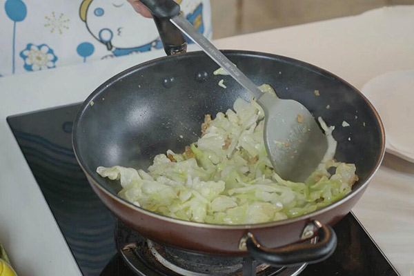 油渣炒包菜怎么做 油渣炒包菜的做法