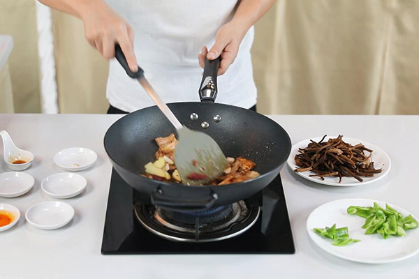 家常茶树菇干锅五花肉做法 茶树菇干锅五花肉怎么做