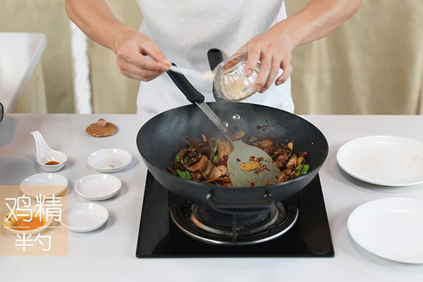 家常茶树菇干锅五花肉做法 茶树菇干锅五花肉怎么做