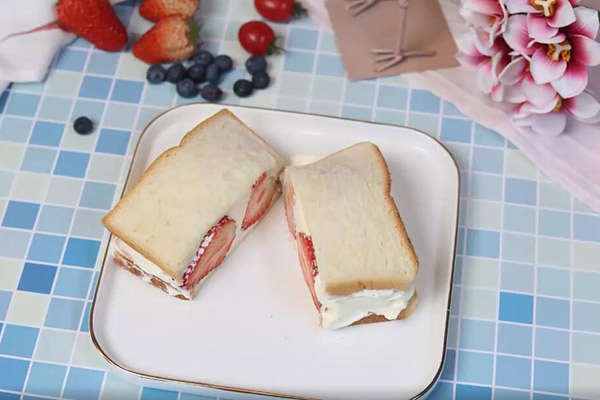 奶油草莓三明治的做法 自制奶油草莓三明治