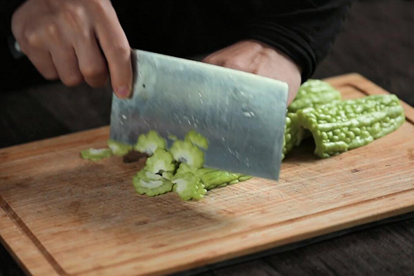 苦瓜怎么做不苦 苦瓜去除苦味的方法