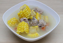 排骨汤怎么做好吃 胡萝卜玉米排骨汤的做法