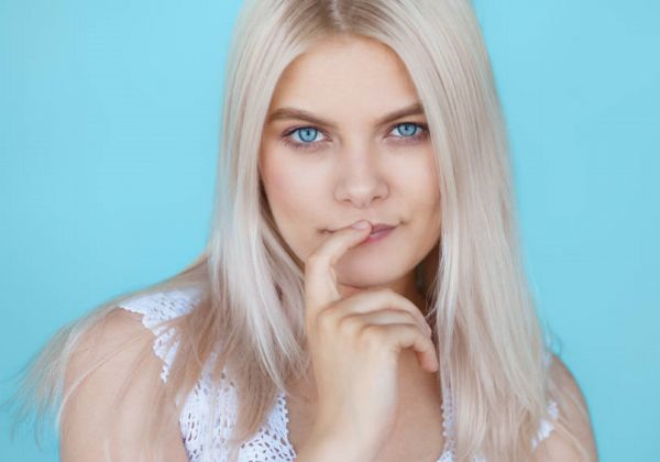 头发染什么颜色显白 显白的发色