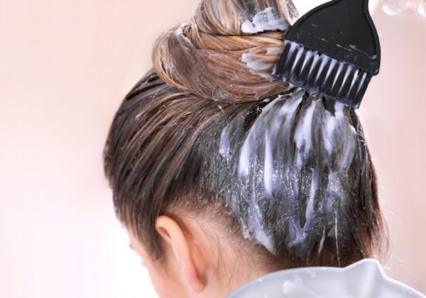 头发染什么颜色显白 显白的发色