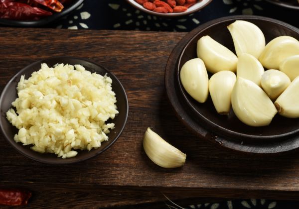 大蒜可以去眼袋吗 去眼袋的方法有哪些