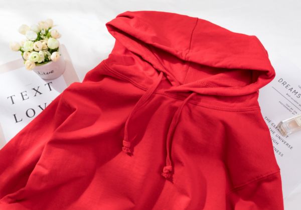 红色上衣搭配什么下装 红色上衣如何搭配