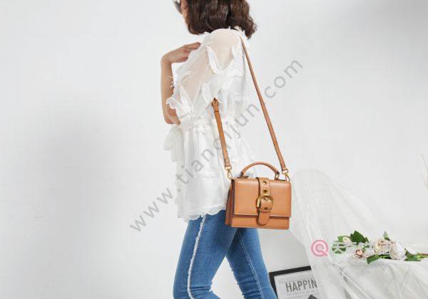 包包上面染上颜色怎么去除（包包上面染上颜色的去除方法）