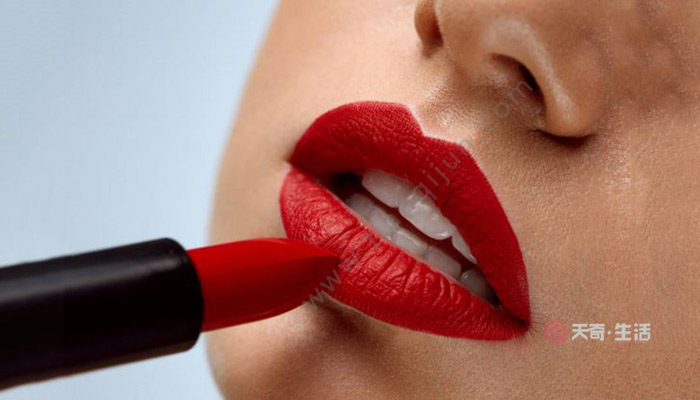 唇釉和口红的区别（唇釉和口红的区别是什么）