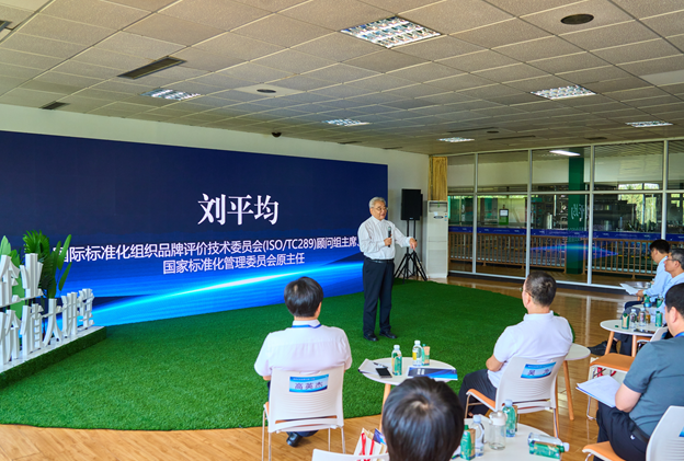 走进乌兰布和 见证世界品质——20余家知名企业单位探访蒙牛沙漠有机奶源地