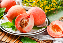 桃子的属性是温还是寒 桃子皮能吃吗