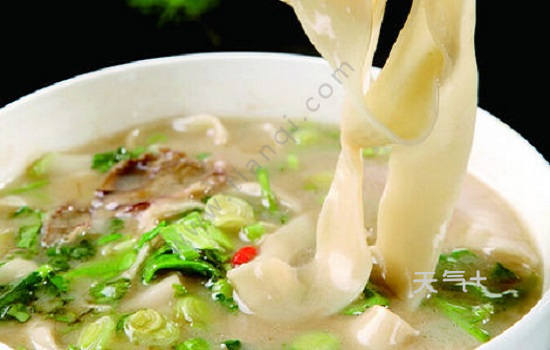 郑州烩面是河南郑州的传统特色小吃,同时也是河南的面食代表之一