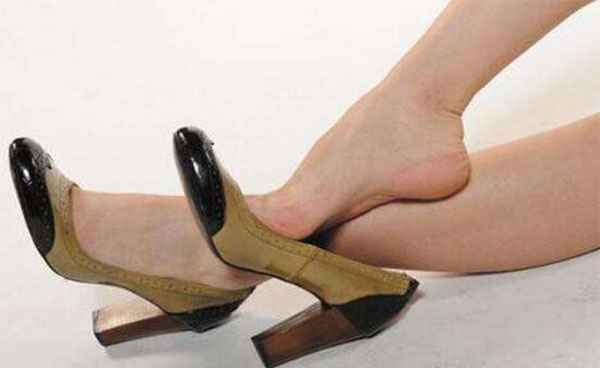 脚心疼是怎么回事 脚心疼该怎么办