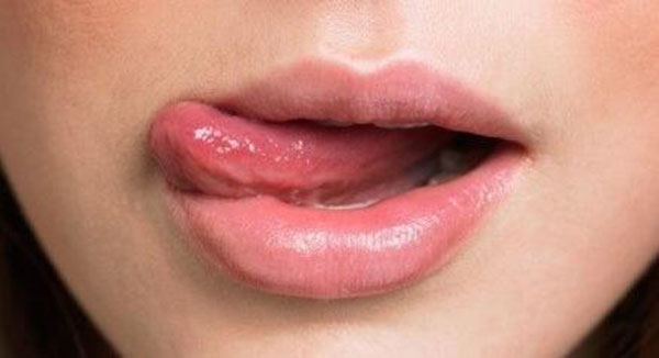 嘴唇干裂脱皮怎么办 嘴唇干裂脱皮的正确护理
