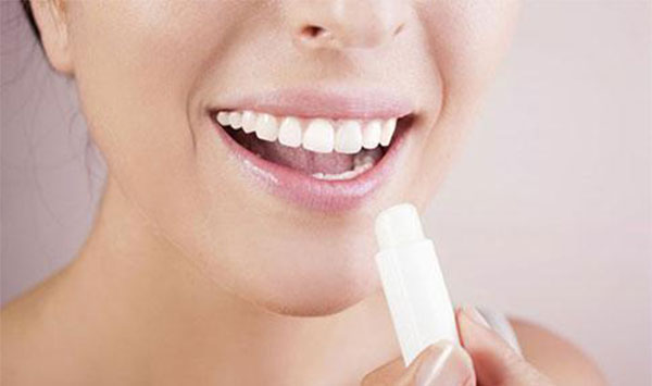 嘴唇干裂脱皮怎么办 嘴唇干裂脱皮的正确护理