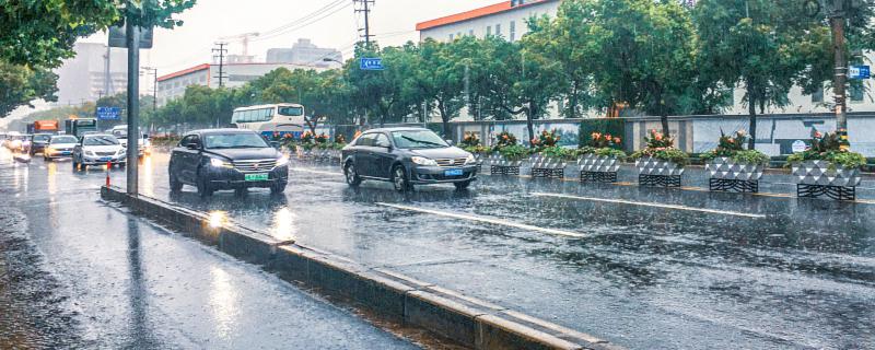 梦见下大暴雨是什么预兆 梦见下大暴雨代表了什么