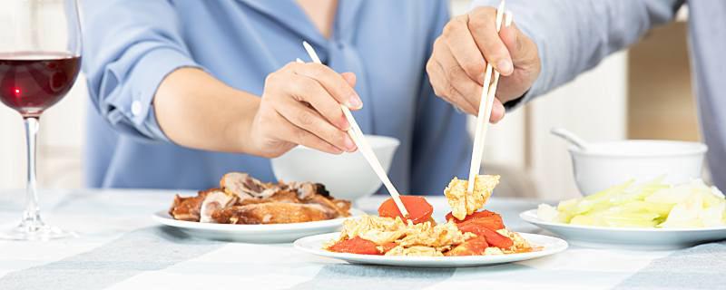 梦见吃米饭和菜什么意思 梦见吃米饭和菜是什么征兆