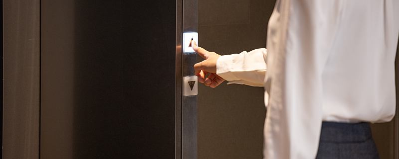 梦见坐电梯上楼是什么意思 梦见坐电梯上楼的寓意好吗