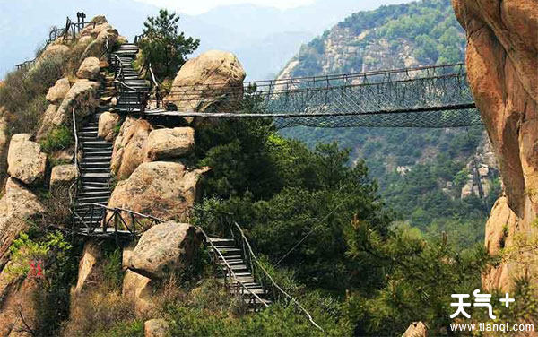 吕祖泉旅游区位于雪野水库的北侧,离济南不远,只有60公里路,离莱芜