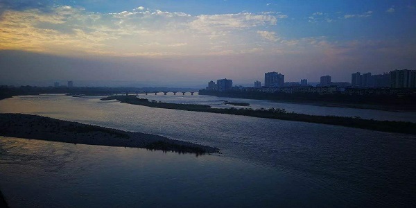 青衣江因什么而得名