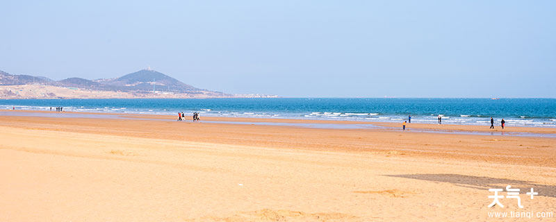 此外,青岛金沙滩是我国沙质最细,面积最大,风景最美的沙滩,号称"亚洲