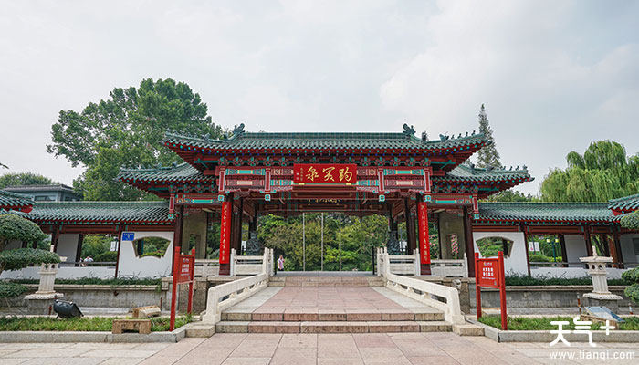 趵突泉参观景点顺序:从趵突泉东门进入,首先就能看到漱玉泉