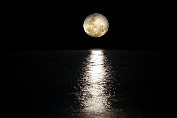 梦见月亮从海上升起来预示什么 梦见月亮从海上升起来有什么征兆