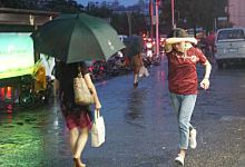 梦见下雨屋里漏雨是什么征兆 梦见下雨屋里漏雨意味着什么 