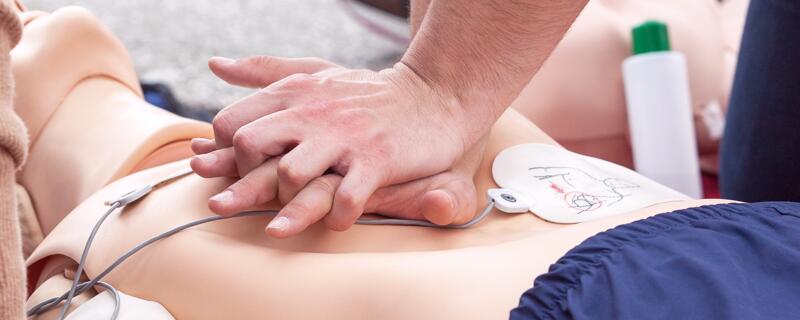 用AED救人時(shí)應(yīng)該按什么提示操作 用自動(dòng)體外除顫器救人操作方法