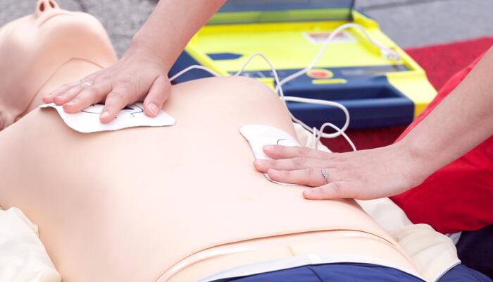 用AED救人時(shí)應(yīng)該按什么提示操作 用自動(dòng)體外除顫器救人操作方法