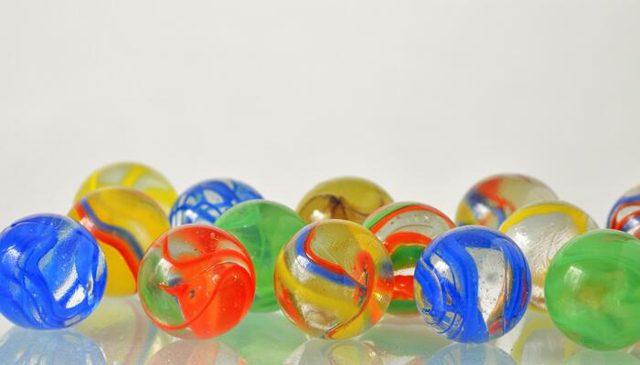 玻璃弹球里漂亮的花纹是用什么做的 玻璃弹珠里的花纹是如何制作出来的