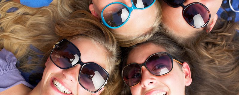 夏天開車戴偏光鏡還是太陽鏡 夏季開車應(yīng)該佩戴太陽鏡還是偏光鏡