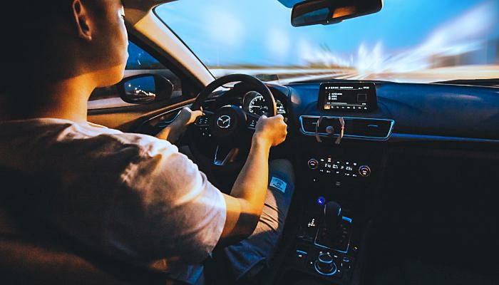 夏天開車戴偏光鏡還是太陽鏡 夏季開車應(yīng)該佩戴太陽鏡還是偏光鏡