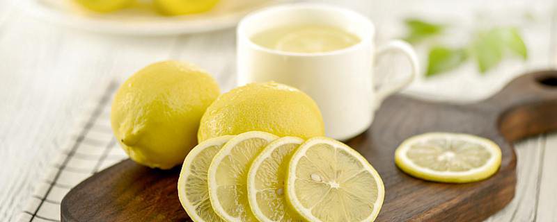 柠檬水的正确泡法 柠檬可以和什么一起泡水喝