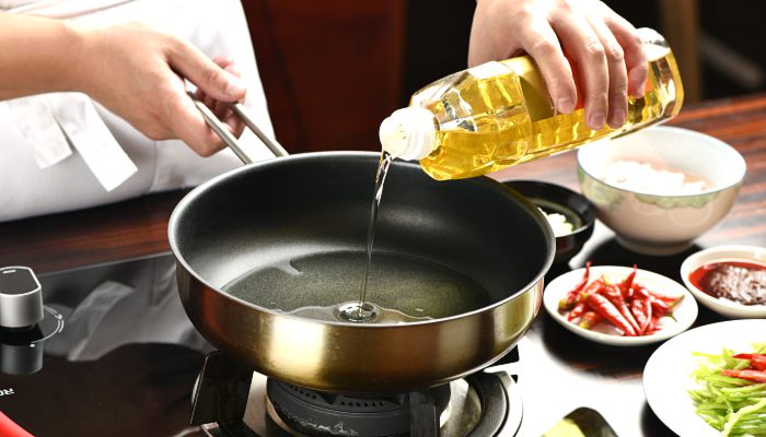 油锅起火可以放入切好的菜吗 油锅着火能放进切好的菜吗