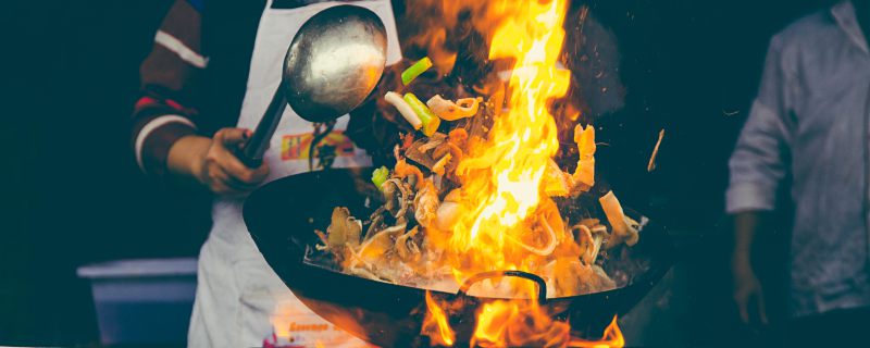 油锅起火应该使用什么方法扑灭 油锅起火需要用哪些方法扑灭