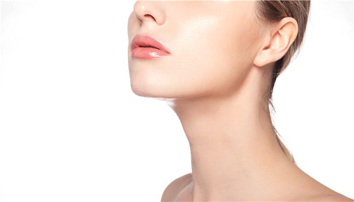 嘴唇干裂脱皮是什么原因 嘴唇如何保养