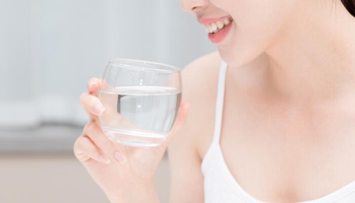 边吃饭边喝水到底好不好 专家：过量饮水不利于消化