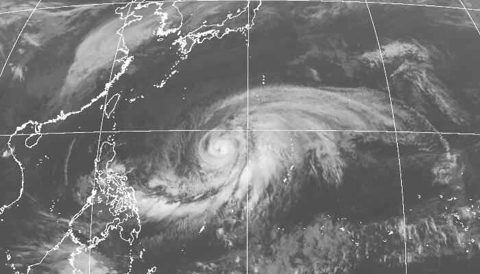 4月13日1号台风最新卫星云图发布：云系庞大台风眼依稀可见