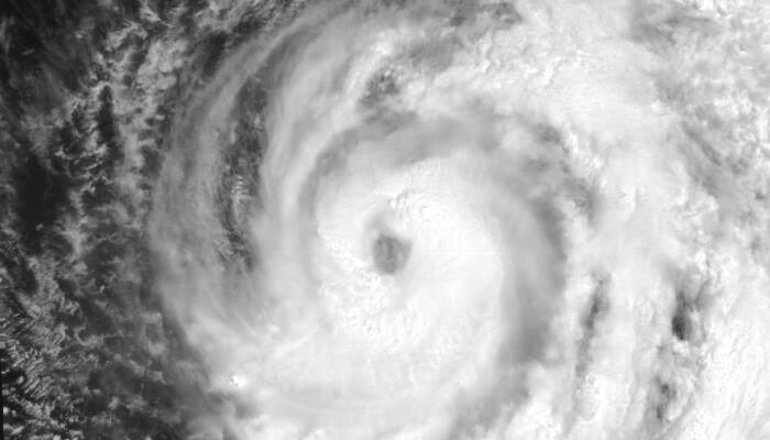 4月13日1号台风最新卫星云图发布：云系庞大台风眼依稀可见