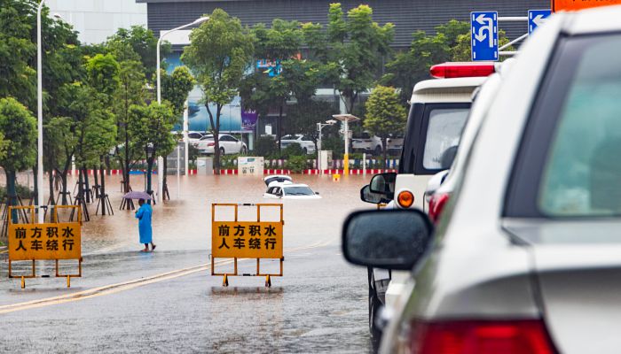 广东暴雨：街头积水市民骑车如渡河  11-13日广东暴雨持续