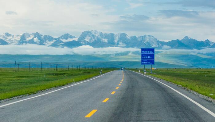 新疆独库公路一日看遍春夏秋冬 因地形天气等影响每年通车只4个多月