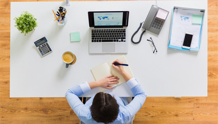 水瓶座的男生性格特点 水瓶男到底是一个怎样性格的人