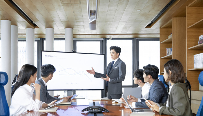 水瓶座的男生性格特点 水瓶男到底是一个怎样性格的人