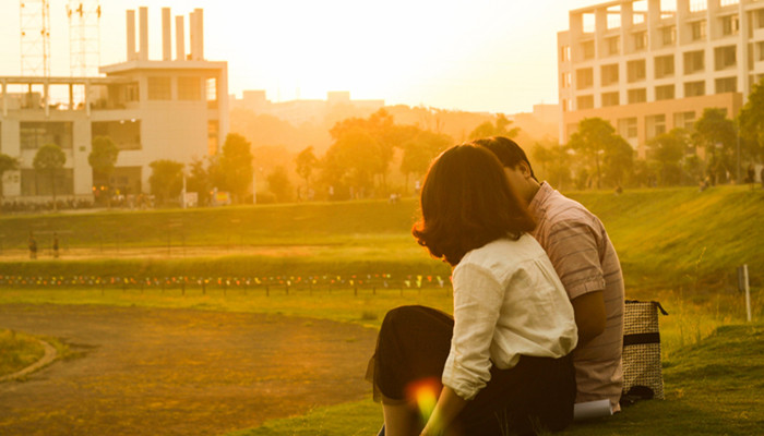 巨蟹女看喜欢的人眼神 巨蟹女喜欢一个人是怎样的