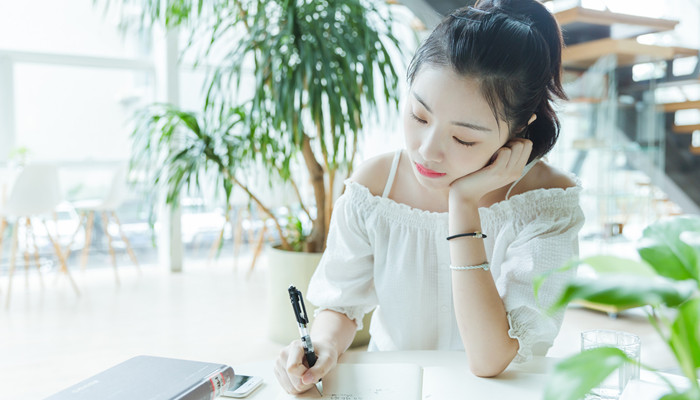 水瓶座女生长大漂亮吗 水瓶座女生长大后会变漂亮吗