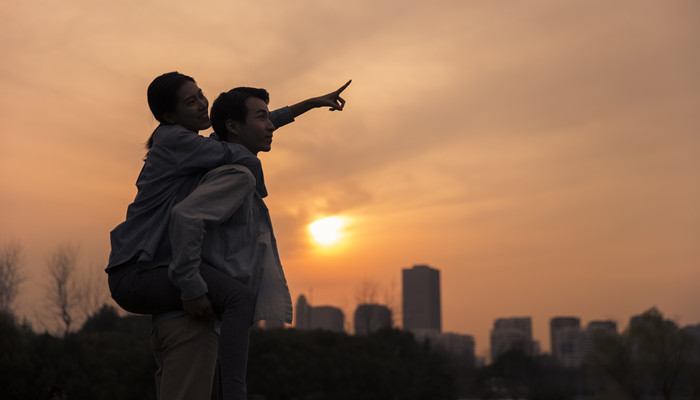 巨蟹男爱你的7个阶段 巨蟹男爱你的7个阶段分别是